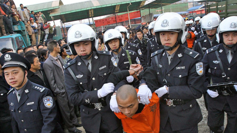 Imagen referencial. Policía china lleva a un hombre condenado a muerte, en 2016. 