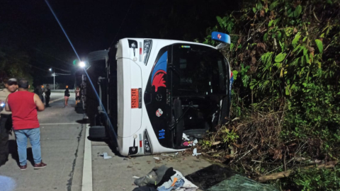 Un bus se volcó en el kilómetro 56 de la vía El Carmen- Chone, en Manabí, el 27 de abril de 2023. 