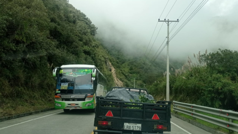 Vehículos transitan por la vía Cuenca - Molleturo, luego de la habilitación de la carretera, el 27 de abril de 2023. 