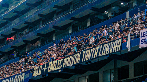 Hinchas de Emelec en el estadio George Capwell, durante el partido ante El Nacional, el 17 de abril de 2023.