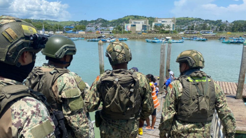 Militares en el ingreso de un muelle en el puerto artesanal de Esmeraldas, el 11 de abril de 2023. 