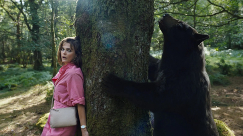 La actriz Keri Russell,en una escena de 'Cocaine Bear', también llamada 'Oso intoxicado'.