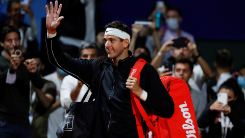 El argentino Juan Martín del Potro saluda antes de su juego frente a Federico Delbonis en el Argentina Open, en Buenos Aires, en 2022.