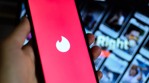 Imagen referencial. El logo de Tinder visualizado en un teléfono inteligente.