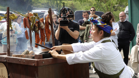 La chef manabita Valentina Álvarez, con su horno en España.