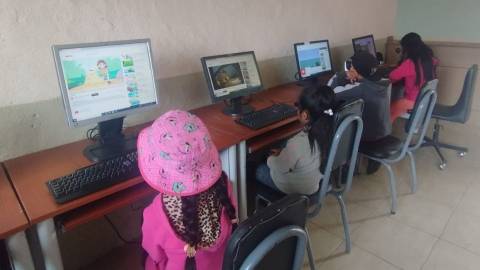 Estudiantes de la escuela Antonio Neumane de Quingeo en el laboratorio de computación, el 28 de abril de 2023. 