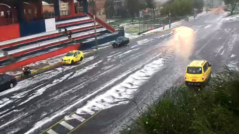 El granizo cubre un tramo de la avenida Alonso de Angulo, en Quito, el 28 de abril de 2023.