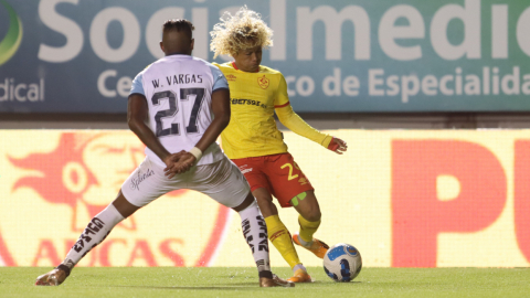 Carlos Cuero, de Aucas, en el partido ante Guayaquil City en el estadio Gonzalo Pozo Ripalda, el 28 de abril de 2023.