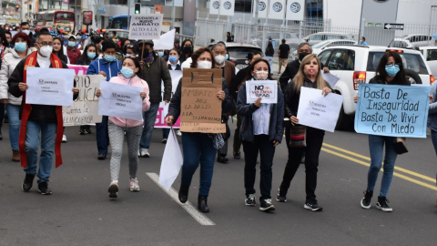 Habitantes de Ambato participan en la marcha por la seguridad, el 28 de abril de 2023. 