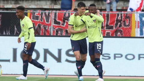 Los jugadores de Liga de Quito festejan un gol ante Universidad Católica, el 29 de abril de 2023.