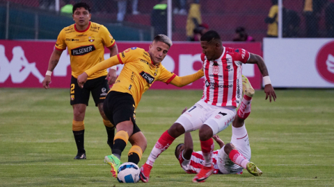 Christian Ortiz, de Barcelona, disputa un balón en el partido ante Técnico Universitario, en Ambato, el 29 de abril de 2023.