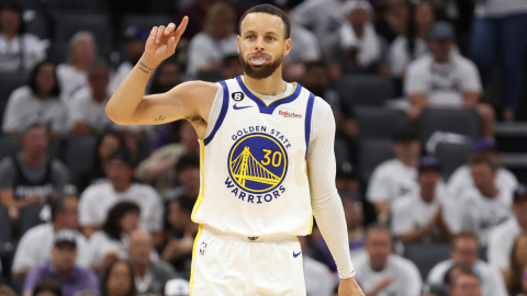 Stephen Curry celebra un punto con los Warriors ante los Sacramento Kings, el 30 de abril de 2023.