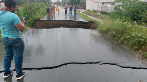 Imagen del daño en la avenida La Moraleja, sector Casas Viejas, por las lluvias que afectaron a Guayaquil y sus alrededores.