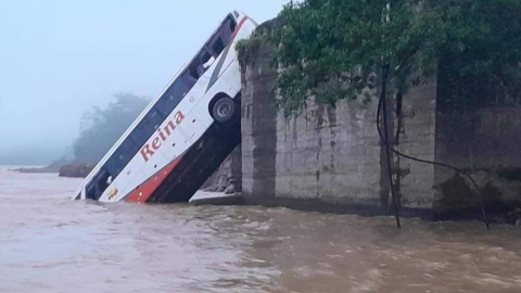 Bus de la cooperativa Reina del Camino en el río Blanco, en Esmeraldas, el 1 de mayo de 2023.