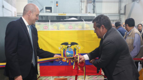 Ministro de Producción, Julio José Prado, y ministro de Agricultura, Eduardo Izaguirre, en el acto por el primer envío de pitahaya a China, el 10 de abril de 2023. 