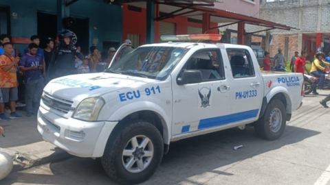 Patrullero de la Policía Nacional, que transportaba a los dos agentes atacados en La Troncal, el 2 de mayo de 2023. 