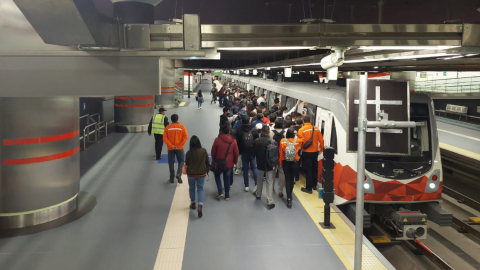 Ciudadanos ingresan al Metro de Quito en su primer día de operación, el 2 de mayo de 2023.