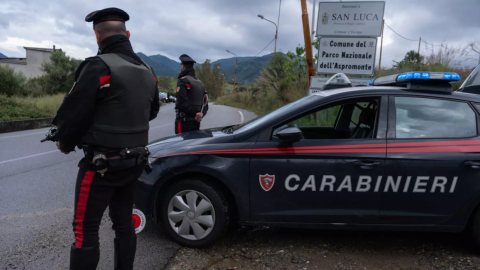 Efectivos policiales italianos durante el operativo contra la Mafia Ndragheta, dedicada al narcotráfico, en mayo de 2023.