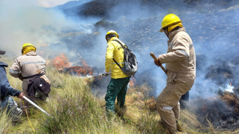 Bomberos luchan contra el fuego en los pajonales del Parque Nacional Cotacachi, el 4 de mayo de 2023. 