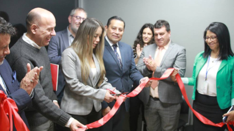 Los vocales de la Judicatura Ruth Barreno (con la tijera) y Juan José Morillo (a la derecha de Barreno) durante la inauguración de la Cámara Gesell en el Complejo Judicial de Pedro Moncayo, el 24 de abril de 2023.