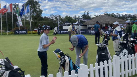 Un grupo de golfistas entrena en el Quito Tenis y Golf Club, el 3 de mayo de 2023.