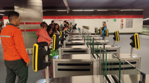 Pasajeros tratan de ingresar a los andenes de la estación de Quitumbe, del Metro de Quito, el 5 de mayo de 2023. 