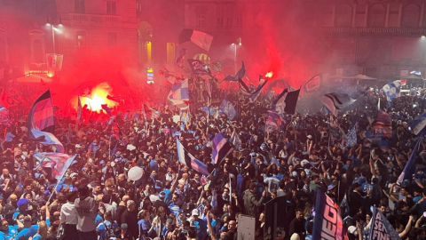 Miles de hinchas festejan el título del Napoli, en Italia, el 4 de mayo de 2023.