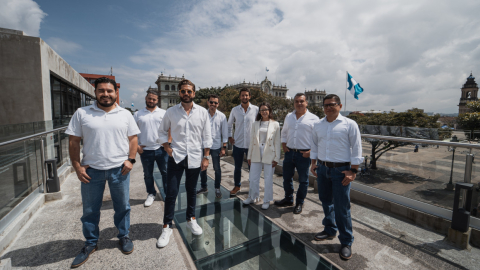 El fundador de la empresa de Internet, Sergio Plaza (centro y con gafas), junto a sus colaboradores en Guatemala. 