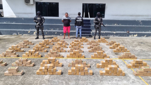 El 29 de abril de 2023, más de media tonelada de cocaína fue decomisada en El Carmen (Manabí). Un sospechoso fue detenido para investigaciones y permanece en la cárcel de Bahía de Caráquez.