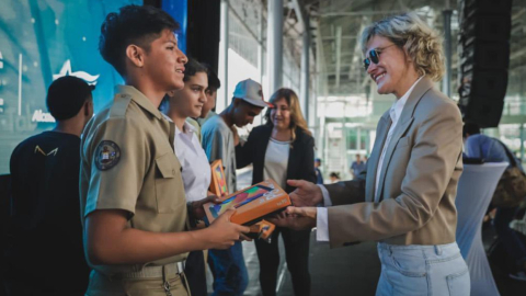 La alcaldesa de Guayaquil, Cynthia Viteri, durante la entrega de tablets a estudiantes en la ciudad, el 3 de mayo de 2023. 