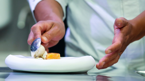 Imagen de archivo de un chef ecuatoriano decorando un plato en Madrid, en enero de 2023.