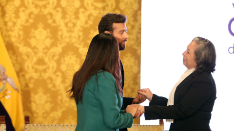 Sebastián Palacios y Jeannine Cruz, comisionados del caso Gabela, junto a Patricia Ochoa, viuda de Jorge Gabela, el 14 de marzo de 2023, en el Palacio de Carondelet (Quito).