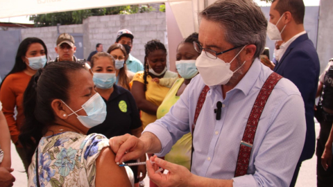 El ministro de Salud, José Ruales, en jornadas de vacunación por Covid-19, en Guayaquil, en julio de 2022. 