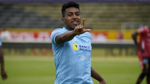 Emiliano Clavijo celebra su gol en el partido de Universidad Católica ante Deportivo Cuenca en el estadio Olímpico Atahualpa, el 6 de mayo de 2023.