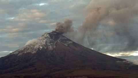 Imagen del Cotopaxi, en que se aprecia la salida de ceniza, difundida el 7 de mayo de 2023.