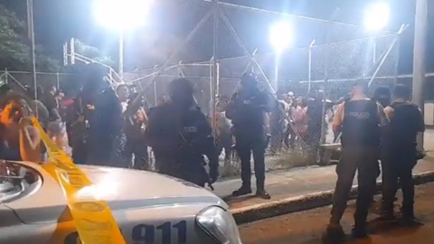 La Policía acudió a la cancha en que sicarios mataron a seis personas en Manta, Manabí.