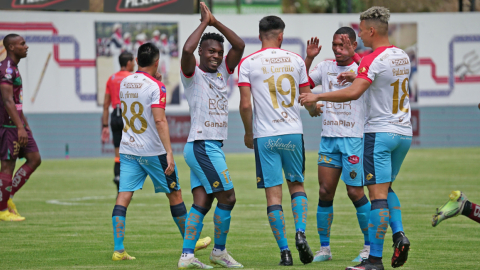 Los jugadores de El Nacional celebran su gol ante Mushuc Runa, en Echaleche, el 7 de mayo de 2023.