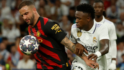 El defensa del Manchester City Kyle Walker disputa un balón con Vinicius Jr., del Real Madrid, durante el partido de ida de las semifinales de la Champions.