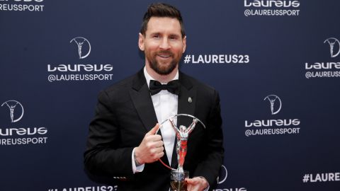 Lionel Messi con el premio Laureus, en París, el 8 de mayo de 2023.