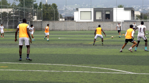 Los jugadores del Atlético Kin entrenan en Quito, en abril de 2023.