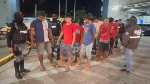 Momento en que los detenidos, de la banda Los Tiburones, llegan a la estación policial en Guayaquil, el 8 de mayo de 2023. 