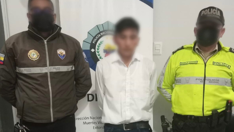 Joven arrestado en Ambato, junto a dos policías, el 9 de mayo de 2023. 