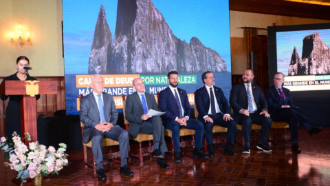 Autoridades durante el anuncio de emisión de bonos azules. Quito, 9 de mayo de 2023.