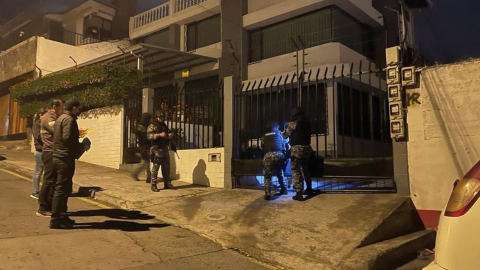 La Policía allana una vivienda en Ambato, en un operativo por tráfico de migrantes. 