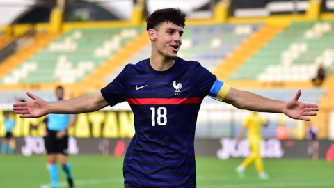 El delantero francés Matthis Abline festeja un gol en un partido por el Campeonato Europeo Sub 19.