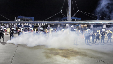 Agentes de control realizan un simulacro en la frontera entre México y Estados Unidos la noche del 10 de mayo de 2023.