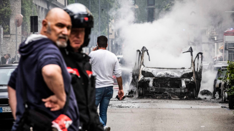 Agentes de la policía italiana atienden la emergencia tras la explosión en Milán, el 11 de mayo de 2023.