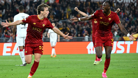 Edoardo Bove de la Roma celebra con sus compañeros tras anotar el 1-0 en la ida de las semifinales de la Europa League ante el Bayer Leverkusen, el 11 de mayo de 2023.