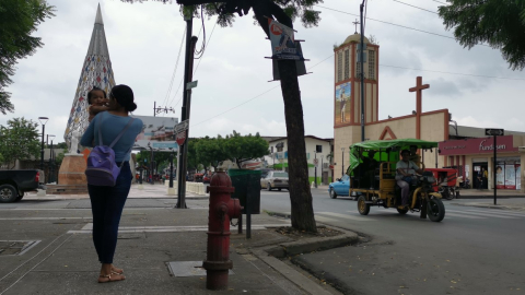 Vista de la iglesia y calle céntrica de Pascuales, parroquia urbana del norte de Guayaquil y una de las tres zonas más afectadas por las extorsiones en el Puerto Principal.