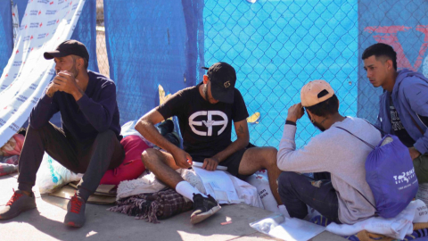 Migrantes venezolanos, en un campamento a las afueras de la Iglesia del Sagrado Corazón, el 10 de mayo de 2023, en El Paso, Texas, Estados Unidos.